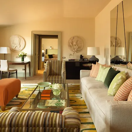 ロッコ フォルテ デ ルシエ 5* ローマ